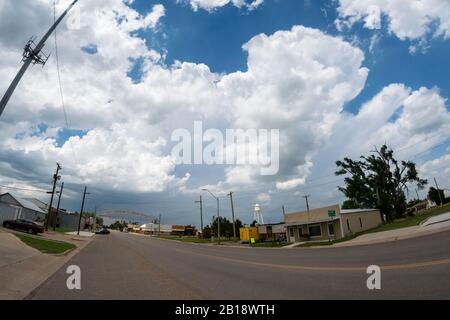 Sturmwolken sammeln sich über einer Stadt im Westen von Oklahoma. Später wurde der Sturm zu einem überzellenem Gewitter mit großem Hagel und einem kurzen Tornado. Fischaugen-Ansicht. Stockfoto