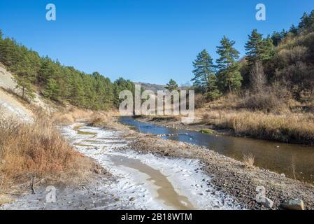 Strom mit Salzlagerstätte in Salzbergen bei Praid in Siebenbürgen, Rumänien Stockfoto