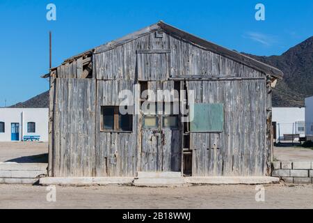 Altes Holzlager, Vorderansicht des alten Holzlagers, Lagerhallen in den Salzpfannen des Naturparks Cabo de Gata, Provinz Almeria, Andalusien Stockfoto