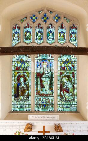 Glasfenster Ostfenster Christus der König, Hacheston Kirche, Suffolk, England, Großbritannien c. 194 Kriegsdenkmal von Kempe und Co Stockfoto