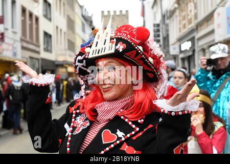 Köln, Deutschland. Februar 2020. Ein Karnevalist freut sich auf den frühen Beginn der Rosenmontagsprozession. Credit: Roberto Pfeil / dpa / Alamy Live News Stockfoto