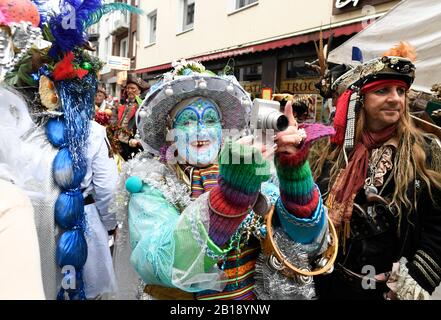 Köln, Deutschland. Februar 2020. Ein Karnevalist amüsiert sich vor Beginn der Rosenmontagsprozession und macht Fotos. Credit: Roberto Pfeil / dpa / Alamy Live News Stockfoto
