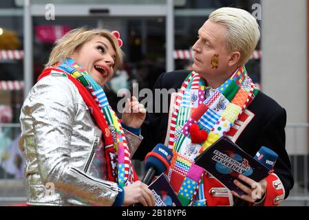 Köln, Deutschland. Februar 2020. Moderatoren Sabine Heinrich (l) und Guido Cantz bereiten sich auf die Sendung des Rosenmontagszuges vor. Credit: Roberto Pfeil / dpa / Alamy Live News Stockfoto