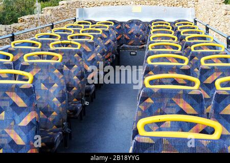 Passagiersitze auf dem Oberdeck eines Doppeldeckers nop-on-Hop-off-Bus Stockfoto