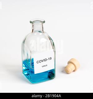 Eine Glasflasche mit dem Corona-Virus COVID 19 Stockfoto