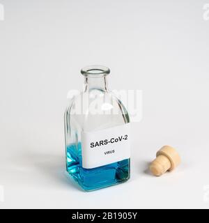 Eine Glasflasche mit dem SARS-COV-2 Corona-Virus Stockfoto