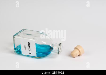 Eine Glasflasche mit dem Covid 19 Stockfoto