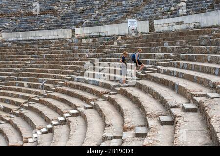 Ephesus, Türkei - 07.17.2019. Das antike Große Theater von Ephesus an einem sonnigen Sommertag Stockfoto