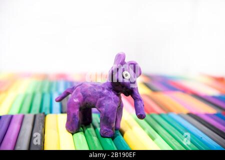 Spielen Sie Tontiere. Elefant auf farbigem Hintergrund. Stockfoto