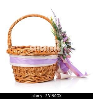 Dekorativer Korbkorb mit original floralem Dekor und langen farbigen Bändern. Stockfoto