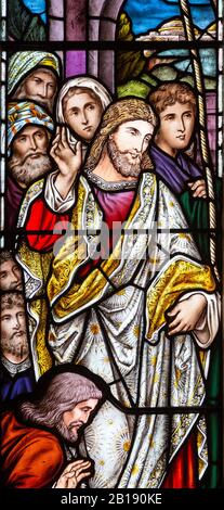Glasfenster mit Details von Alexander Gibbs c., Jesus heilt den kranken Mann, Aldringham Kirche, Suffolk, England, Großbritannien Stockfoto