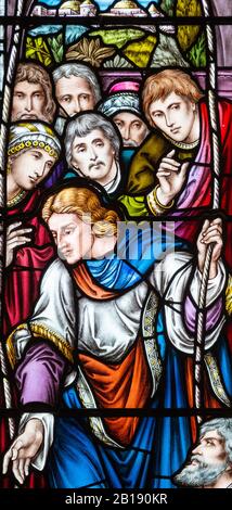 Glasfenster mit Details von Alexander Gibbs c., Jesus heilt den kranken Mann, Aldringham Kirche, Suffolk, England, Großbritannien Stockfoto