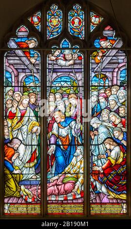Glasfenster von Alexander Gibbs c., Jesus heilt den kranken Mann, Aldringham Kirche, Suffolk, England, Großbritannien Stockfoto
