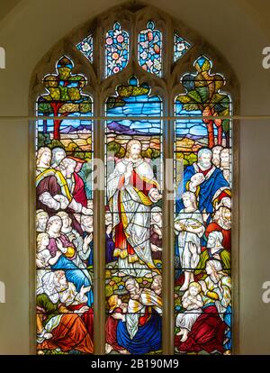 Glasfenster von Alexander Gibbs c., Wunder von Broten und Fischen, Aldringham Kirche, Suffolk, England, Großbritannien Stockfoto