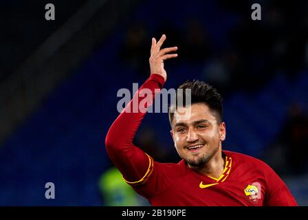 Rom, Italien. Februar 2020. Romas Cengiz Under feiert, nachdem er während des Serie-A-Fußballspiels zwischen Roma und Lecce im Olympiastadion punkterlebt hat. Kredit: Bilder Aktualisieren/Alamy Live News Stockfoto