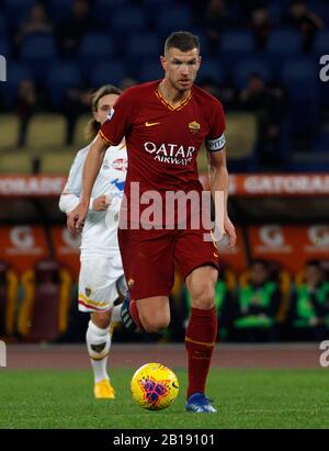 Rom, Italien. Februar 2020. Romas Edin Dzeko feiert, nachdem er während des Serie-A-Fußballspiels zwischen Roma und Lecce im Olympiastadion punktegleich war. Kredit: Bilder Aktualisieren/Alamy Live News Stockfoto