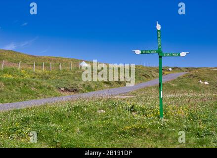 Humorvolles Zeichen, das auf diese Weise, auf diese Weise und auf die andere Weise auf der Insel Lewis und Harris, Äußere Hebriden, Schottland, zeigt Stockfoto