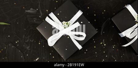 Banner der Umhüllung von Geschenkartikeln zu Weihnachten oder Geburtstag. Stockfoto
