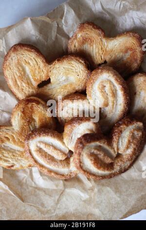 Frisch Gebackene Palmiers Plätzchen auf Pergamentpapier. Elefant Ohren Plätzchen. Stockfoto