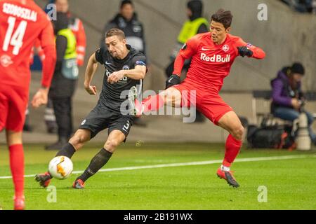 Frankfurt, Deutschland. Februar 2020. Andre SILVA (links, F) gegen Hee-Chan HWANG (Salzburg), Action, Duels, Europa League, Zwischenrunde, Eintracht Frankfurt (F) - FC Salzburg (Salzburg) 4: 1, am 20. Februar 2020 in Frankfurt/Deutschland, Â Nutzung Worldwide Credit: Dpa/Alamy Live News Stockfoto