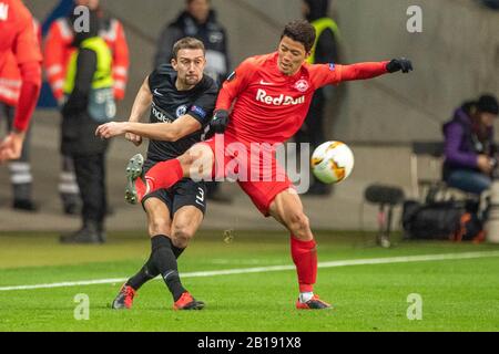 Frankfurt, Deutschland. Februar 2020. Andre SILVA (links, F) gegen Hee-Chan HWANG (Salzburg), Action, Duels, Europa League, Zwischenrunde, Eintracht Frankfurt (F) - FC Salzburg (Salzburg) 4: 1, am 20. Februar 2020 in Frankfurt/Deutschland, Â Nutzung Worldwide Credit: Dpa/Alamy Live News Stockfoto