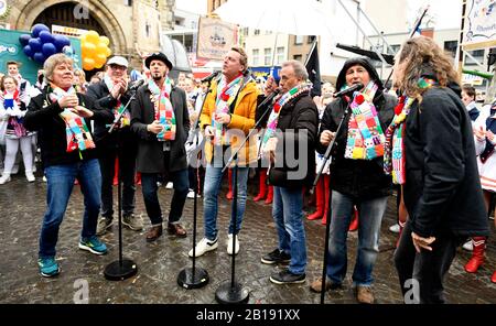 Köln, Deutschland. Februar 2020. Die Band "Bläck Fööss" singt vor Beginn der Rosenmontagsprozession. Credit: Roberto Pfeil / dpa / Alamy Live News Stockfoto