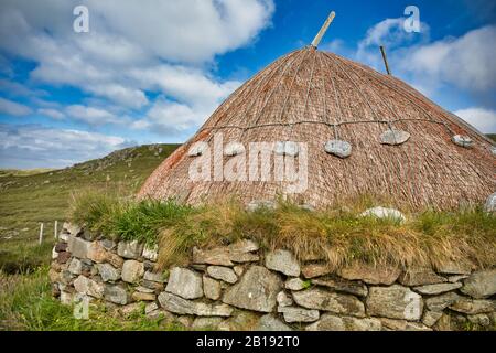 Rekonstruiertes eisenzeitliches Haus, Bostadh, Great Bernera, Isle of Lewis, Äußere Hebriden, Schottland Stockfoto