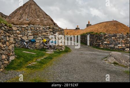 Zwei Tourenräder vor Gearrannan Blackhouse Village Steinhütten, Isle of Lewis, Äußere Hebriden, Schottland Stockfoto