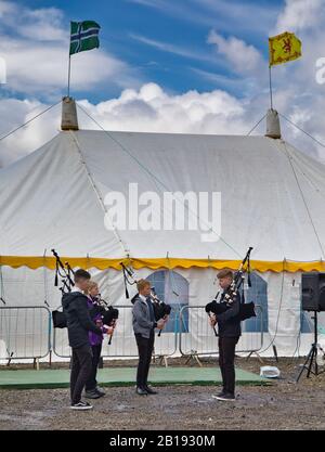 Jungs geben Dudelsack Leistung auf der North Harris Agricultural Show, Tarbert, Isle of Harris, Äußere Hebriden, Schottland Stockfoto