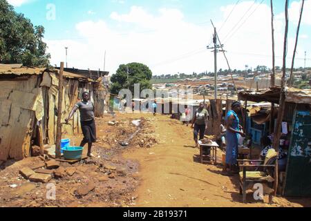 Kibera, Nairobi, Kenia - 13. Februar 2015: Eine Straße in Slums mit ärmlichen Hütten Stockfoto