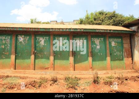 Kibera, Nairobi, Kenia - 13. Februar 2015: Toiletten in den Slums von Nairobi - einer der ärmsten Orte Afrikas Stockfoto