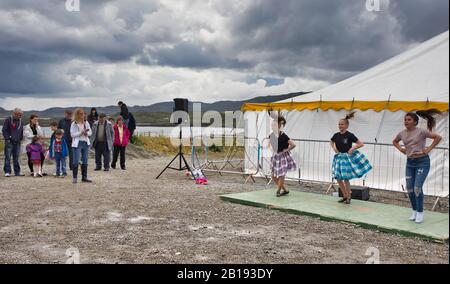 Aufführung von Highland-Tanz von Mädchen auf der North Harris Agricultural Show 2019, Tarbert, Isle of Harris, Äußere Hebriden, Schottland Stockfoto