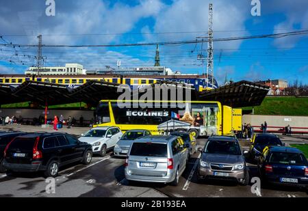 April 2018 Riga, Lettland. Gelber Personenbus der Firma Ecolines am Busbahnhof in Riga. Stockfoto