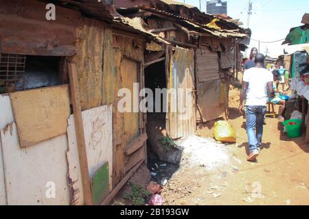 Kibera, Nairobi, Kenia - 13. Februar 2015: Eine Straße in Slums mit ärmlichen Hütten Stockfoto