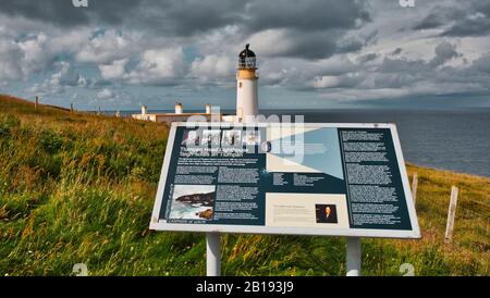 Besucherinformationsbrett, Leuchtturm von Tiumpan Head, Tiumpan Head, Portvoller, Isle of Lewis, Äußere Hebriden, Schottland Stockfoto