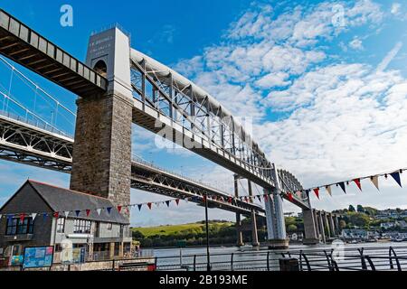 Die königliche albert-brücke, die von isambard Kingdom brunel entworfen wurde, überspannt den Fluss Tamer bei saltash und plymouth, der cornwall von devon, england, trennt Stockfoto