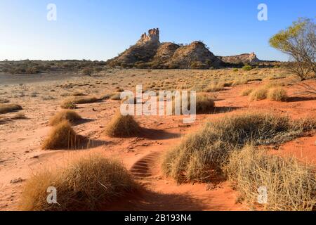 Erodierter Felsvorsprung im australischen Outback, Chambers Pillar Historical Reserve, Northern Territory, NT, Australien Stockfoto