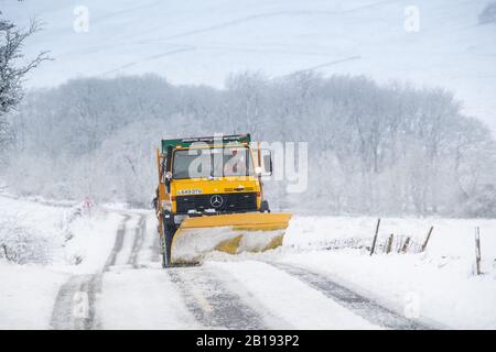 Wensleydale, North Yorkshire, Großbritannien. Februar 2020. Schneepflug, der den Newby Head Pass zwischen Hawes und Ingleton in den Yorkshire Dales, UK Credit: Wayne HUTCHINSON/Alamy Live News Credit: Wayne HUTCHINSON/Alamy Live News Stockfoto