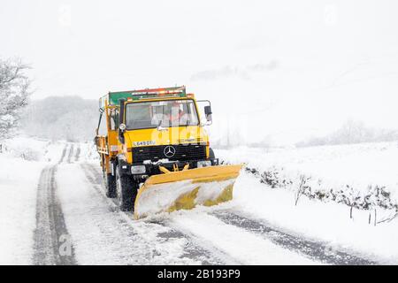 Wensleydale, North Yorkshire, Großbritannien. Februar 2020. Schneepflug, der den Newby Head Pass zwischen Hawes und Ingleton in den Yorkshire Dales, UK Credit: Wayne HUTCHINSON/Alamy Live News Credit: Wayne HUTCHINSON/Alamy Live News Stockfoto