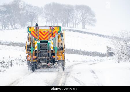 Wensleydale, North Yorkshire, Großbritannien. Februar 2020. Schneepflug, der den Newby Head Pass zwischen Hawes und Ingleton in den Yorkshire Dales, UK Credit: Wayne HUTCHINSON/Alamy Live News Credit: Wayne HUTCHINSON/Alamy Live News Stockfoto