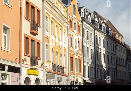 April 2018 Riga, Lettland. Bunte Häuser an der schmalen Straße der Altstadt von Riga. Stockfoto