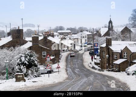 Wensleydale, North Yorkshire, Großbritannien. Februar 2020. Hawes, North Yorkshire im Schnee. Kredit: Wayne HUTCHINSON/Alamy Live News Credit: Wayne HUTCHINSON/Alamy Live News Stockfoto