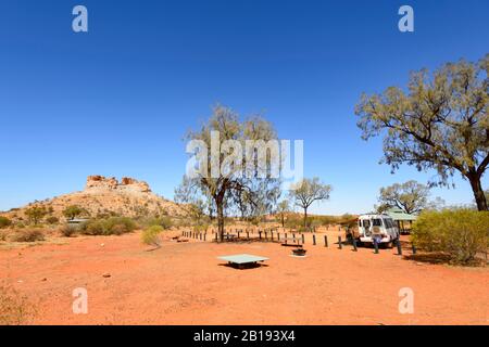 Motorhome in einem Buschlager im australischen Outback, Chambers Pillar Historical Reserve, Northern Territory, NT, Australien Stockfoto