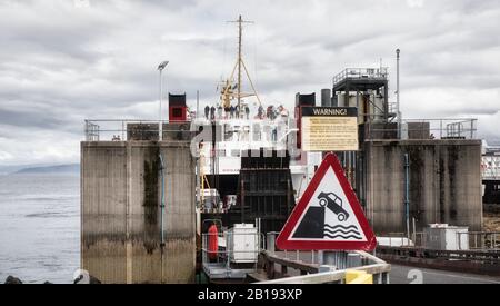 Warnschild für das Einfallen des Autos ins Wasser und Caledonian MacBrayne Fähre, die in Armadale auf der Isle of Skye von Mallaig, Inner Hebrides, Schottland, ankommt Stockfoto