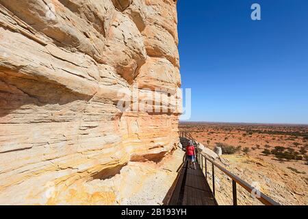 Touristen, die die Felsformationen der berühmten Chambers Pillar inspizieren, einem beliebten Touristenziel, Northern Territory, NT, Australien Stockfoto