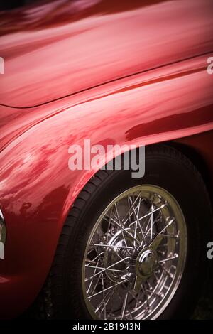 Nahaufnahme eines roten Oldtimer-Speichenrads. Stockfoto