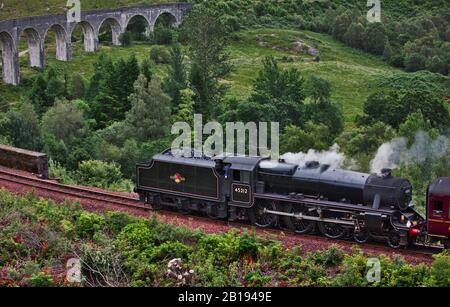 Jacobite Dampfzug bläst Dampf, wie es die Glenfinnan Viadukt, Glenfinnan, Inverness-Shire, Schottland überquert Stockfoto