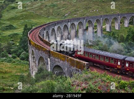 Jacobite Dampfzug bläst Dampf, wie es die Glenfinnan Viadukt, Glenfinnan, Inverness-Shire, Schottland überquert Stockfoto