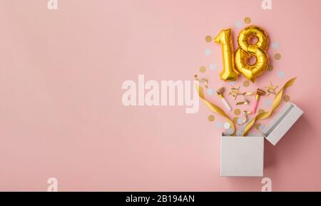 Nummer 18 Geburtstag Ballonfeier Geschenkbox flach explodieren Stockfoto