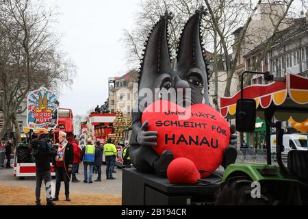 Köln, Deutschland. Februar 2020. Der Kölner Dom zerreißt Tränen und mit einem großen roten Herz in den Händen, das "Unser Herz schlägt für Hanau" liest. Credit: Oliver Berg / dpa / Alamy Live News Stockfoto